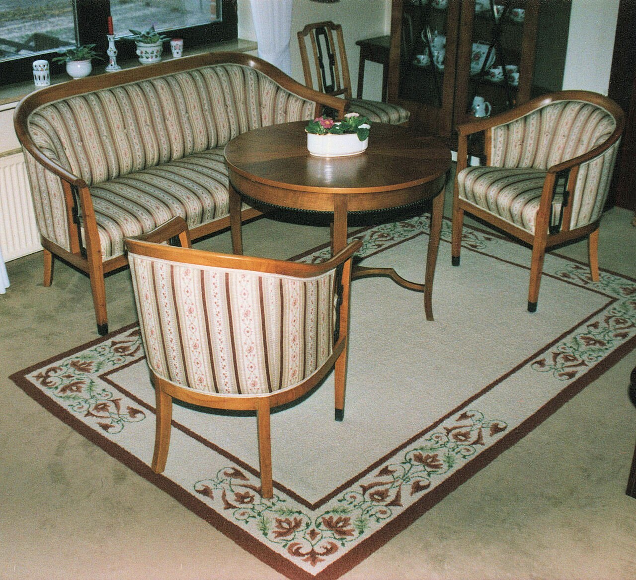 Living room with a patterned rug; illustrative image, not an Ashanti Rugs product